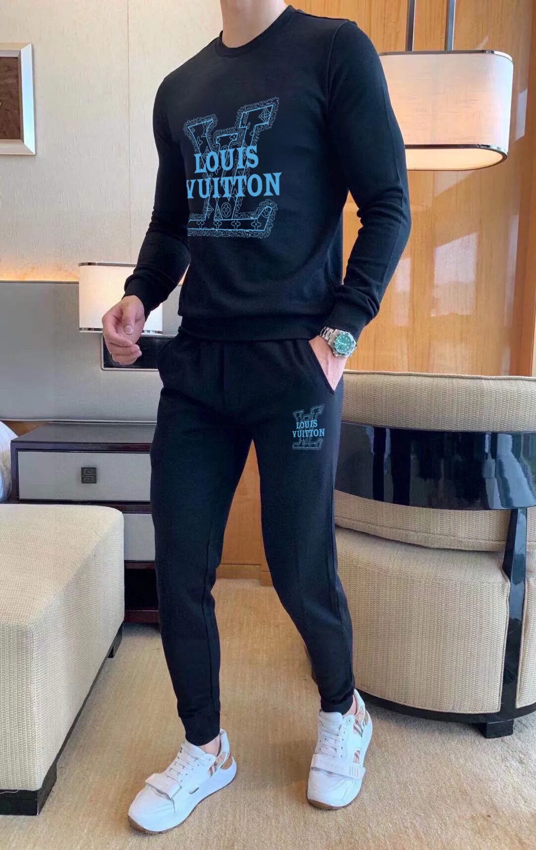 🅿️380 direct batch [LV Louis Vuitton] (Fat Man Gospel) hot-selling suit is coming. Focus on the original version of the official website. 2025 new hot-selling sweatshirt suit. The original order is the best. 🇭🇰The meticulous work of top designers. Just for a fitting and perfect upper body effect. 100% natural high-quality Roman cotton, close-fitting comfort, noble and elegant! Original hardware embodies elegance and nobility! Counter size: M-5XL (maximum wear up to 220 pounds)